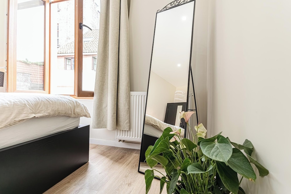 Modern 3BR Apt for 6 with Patio Ghent