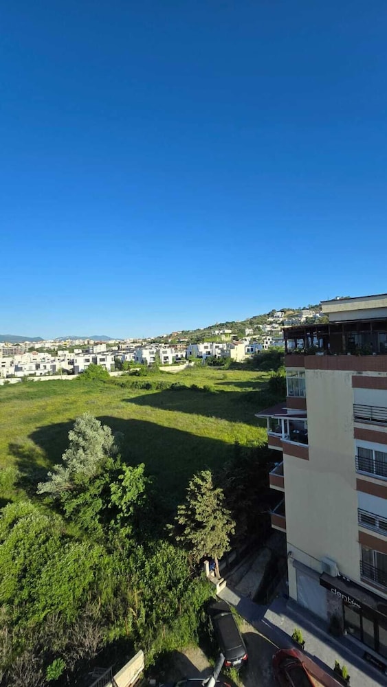 Tirent Apartment-Modern 1-Bedroom Stay Near Liqeni i Thatë