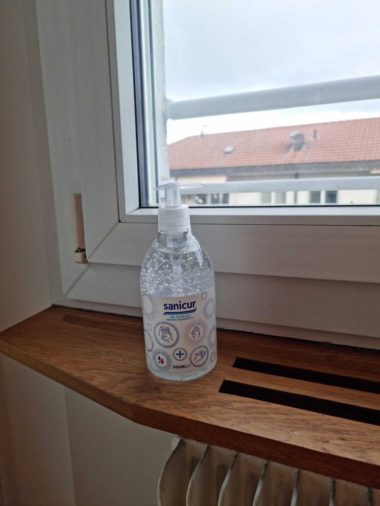 Entire Flat Close to Airport, Train, Center for 7 view 4