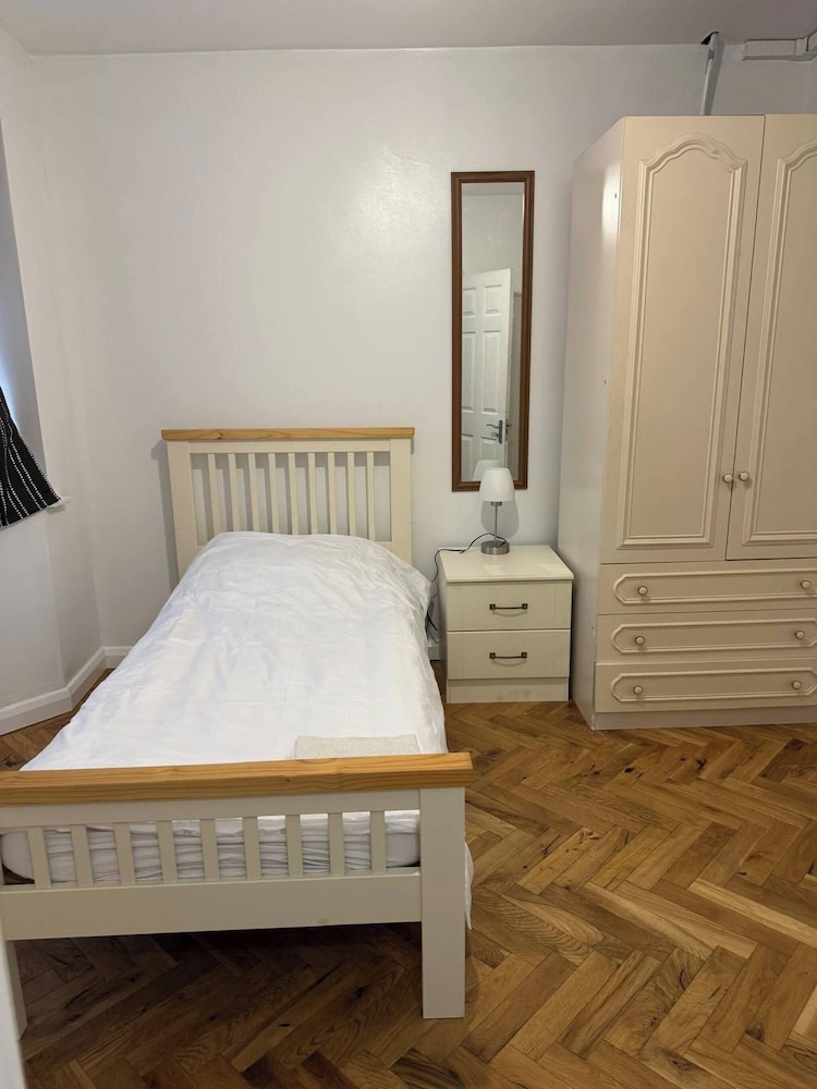 Spacious 4-bedroom Home in Ashford, Kent - Perfect for Families and Groups
