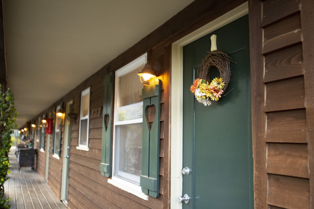 The Chimney Rock Inn & Cottages