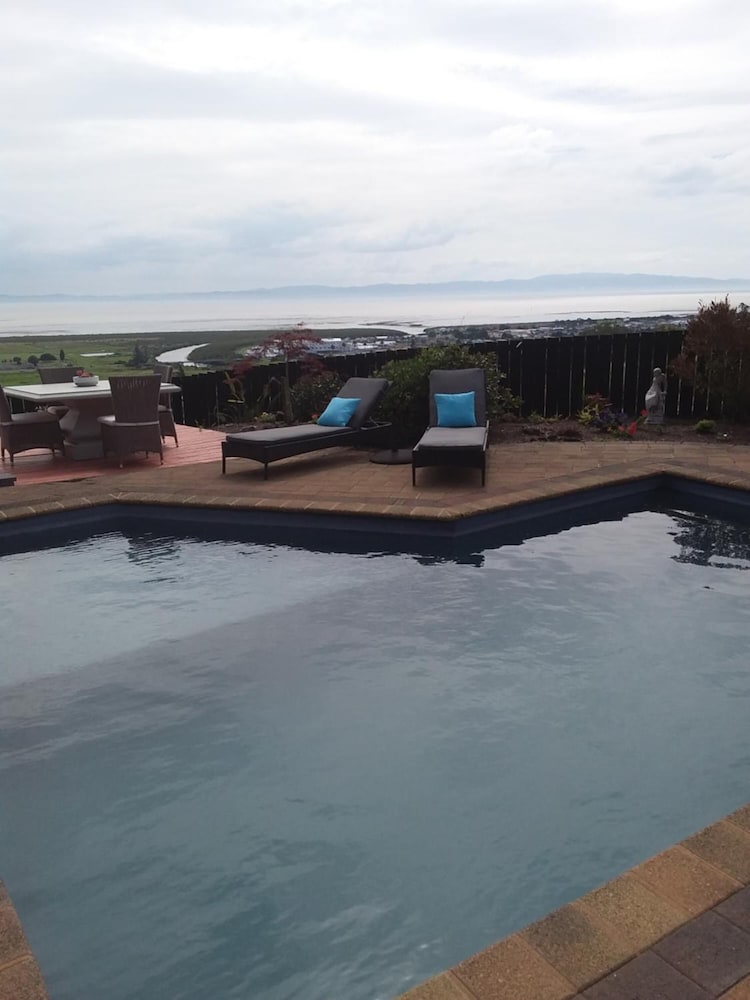 Chartre' Manor Bed & Breakfast