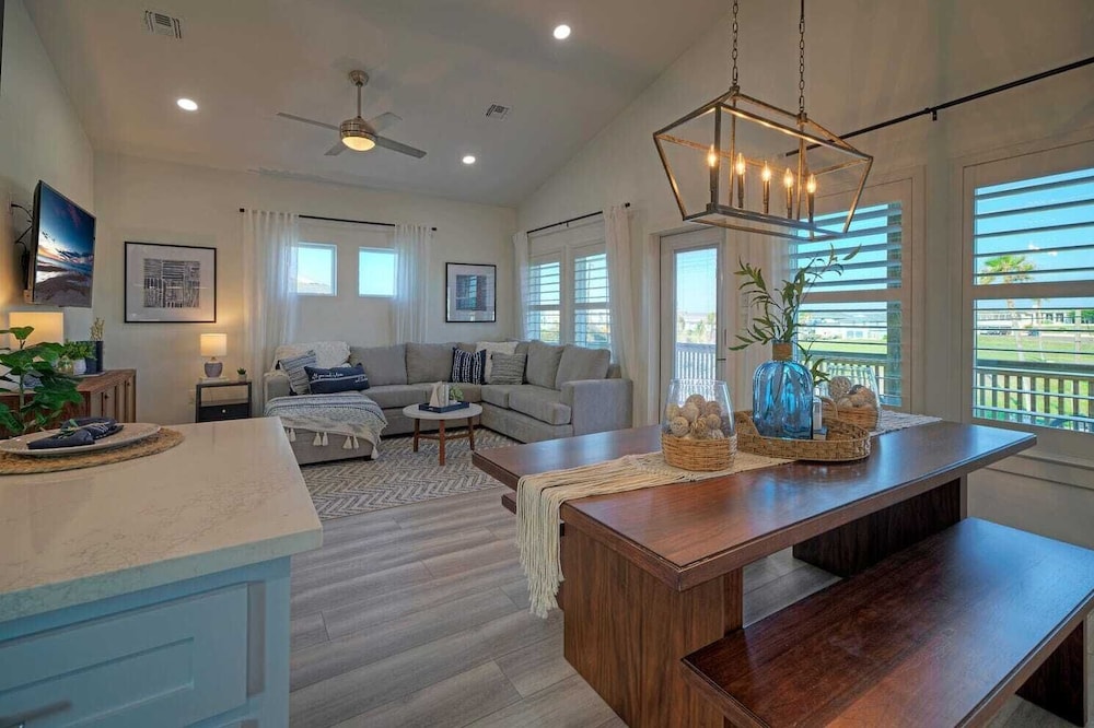 Sleeps 24 2 Homes, Walk to the Beach, Private Pools, Fire Pit, Modern Design