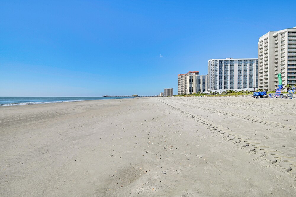 Unwind Poolside & Walk to Ocean! Myrtle Beach Unit
