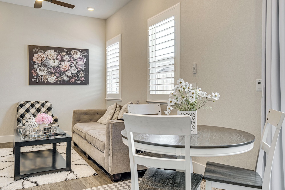 Fenced-in Yard: Apt 7 Mi to Westfield Galleria