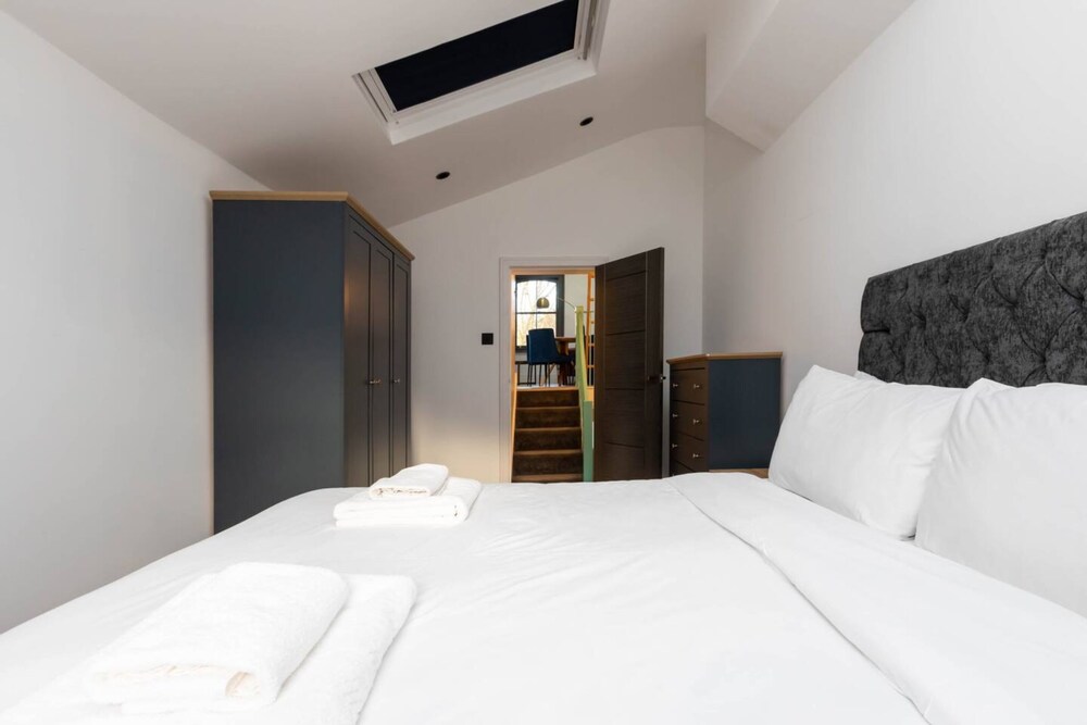 Contemporary 2 Bedroom Apartment on Columbia Road