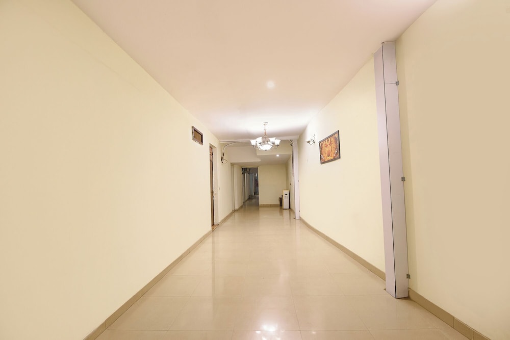 Fabhotel Lazeeno