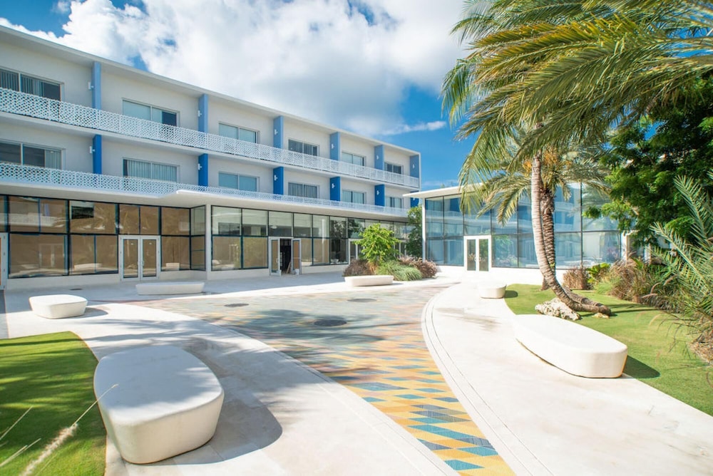 Modern 1BR Apt w Rooftop Pool Onsite Amenities view 4