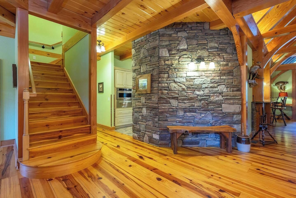 Luxe Riverfront Escape Mtn Views Pickleball Ct