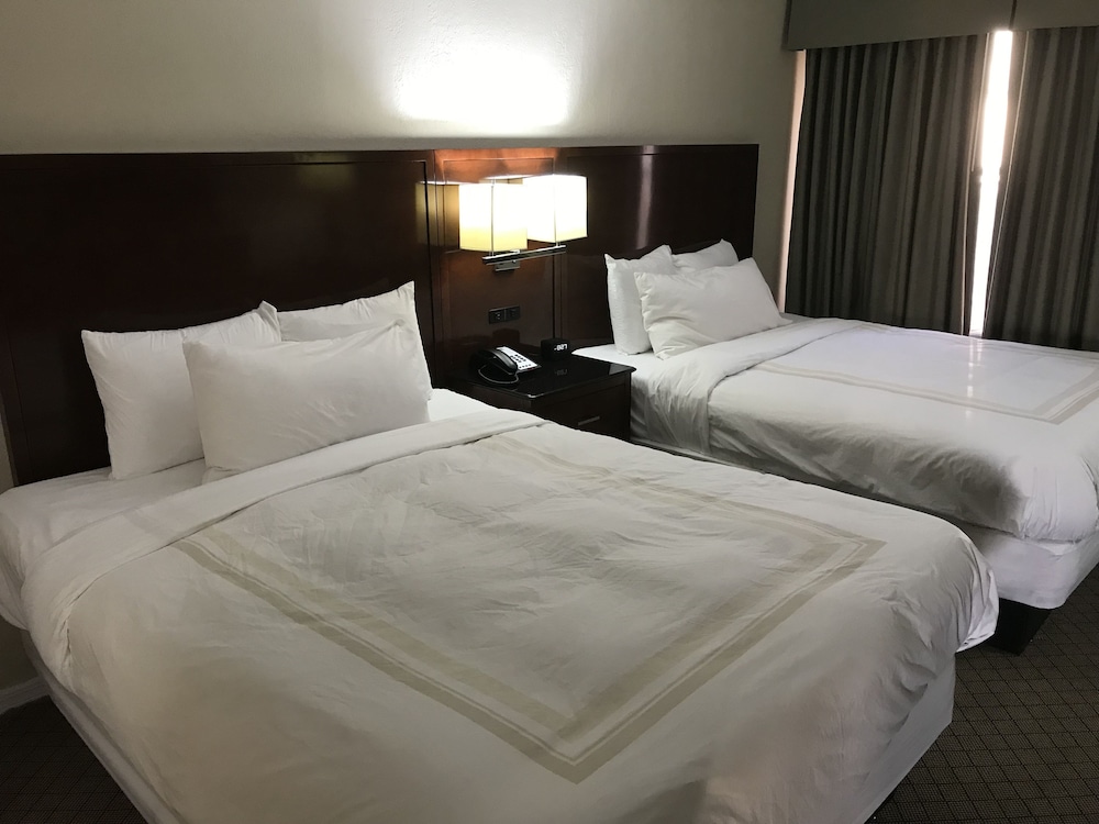 Hometown Inn & Suites
