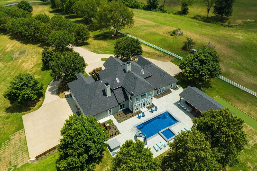 Majestic Manor-private Hundred Acre Yard-pool/spa
