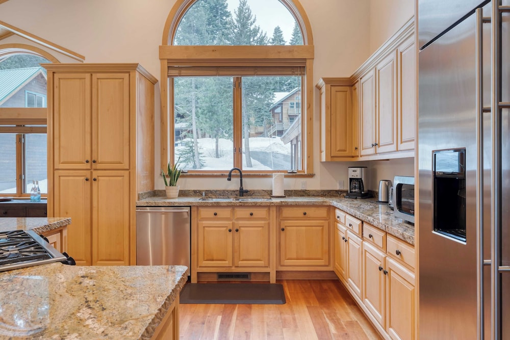 5 Mins to Ski Resort Ping Pong, Pool Table, Deck Donner Ridge by Avantstay