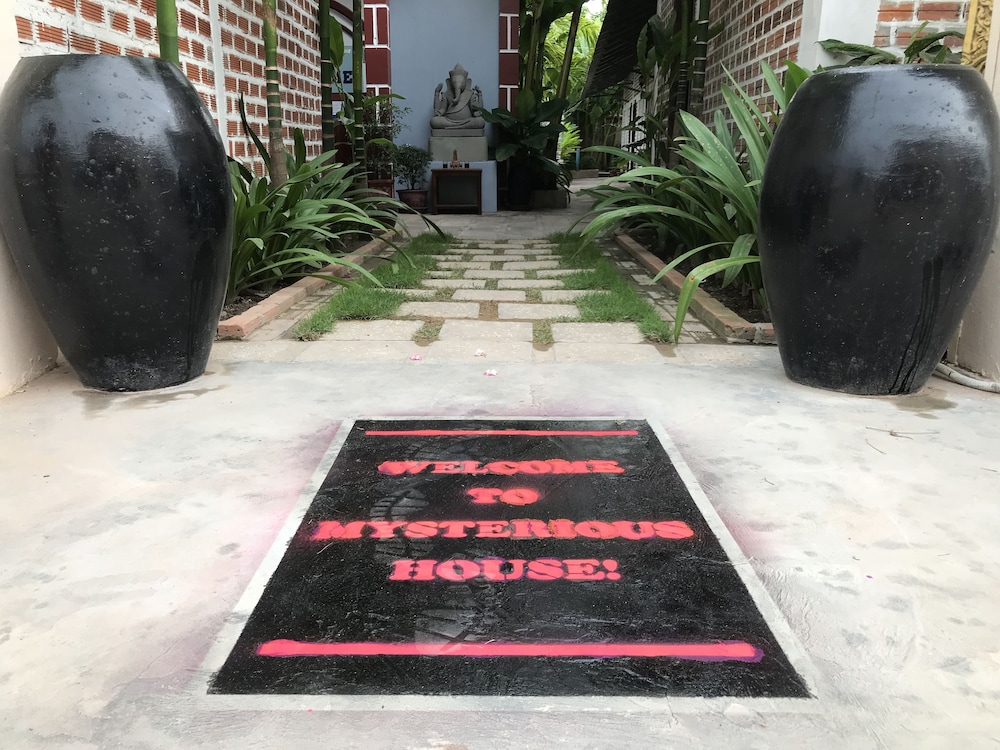 Golden Ganesha Villa - Hostel