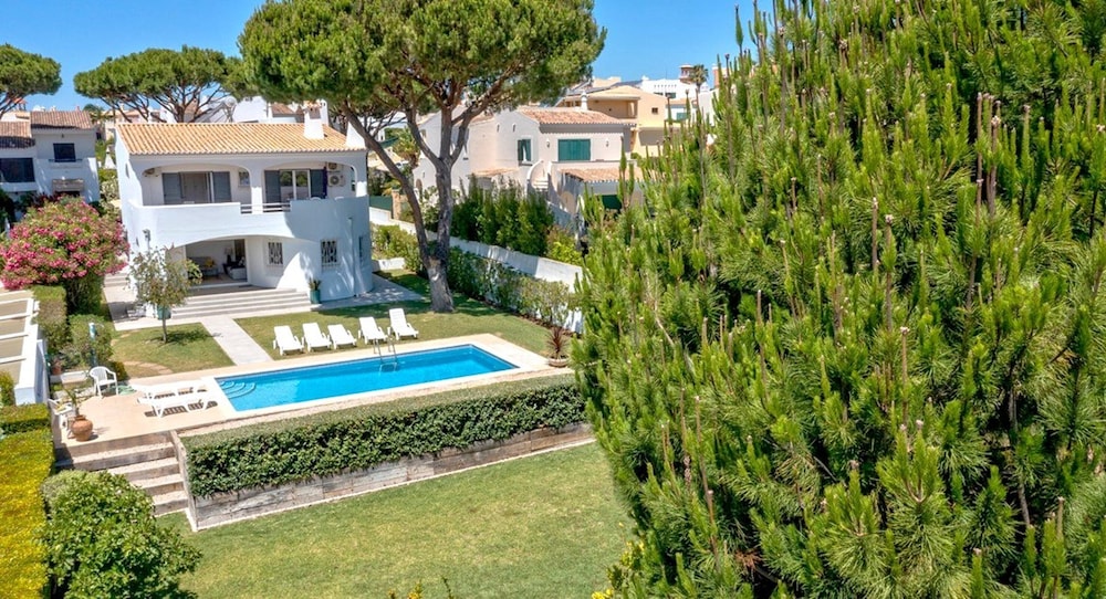 Old Village Area, Your Perfect Vilamoura Getaway, Private Pool, AC & Wifi