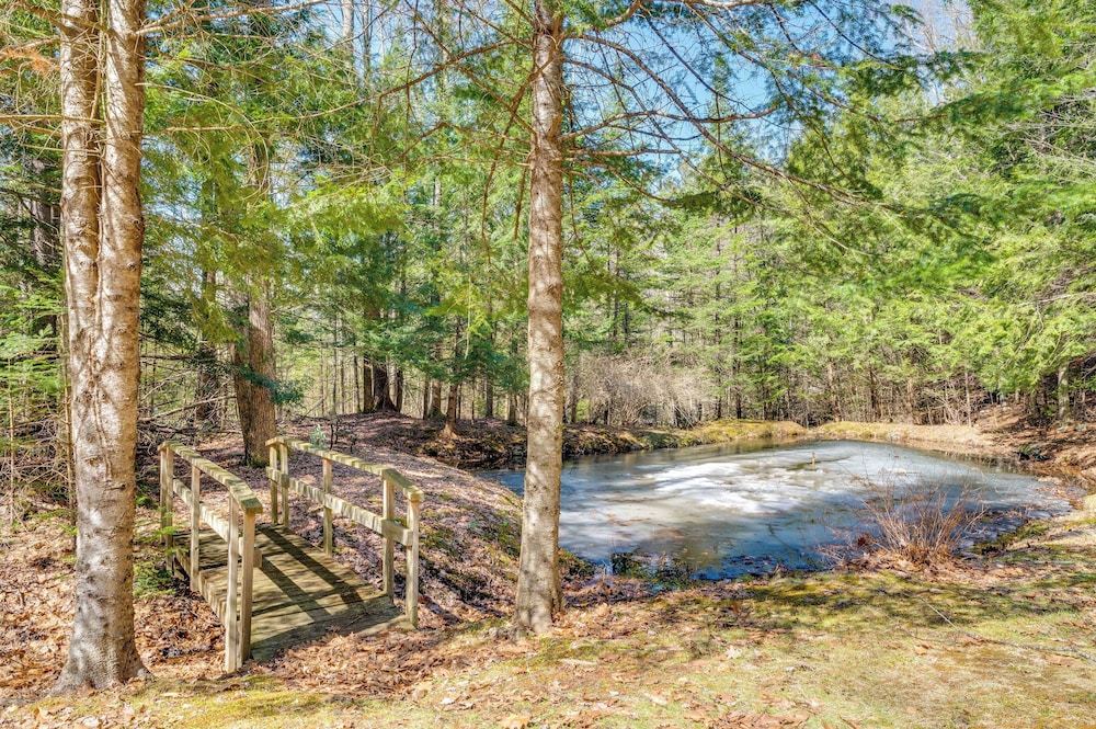 Haverhill Mtn Retreat: Hike, Ski, Relax in Hot Tub