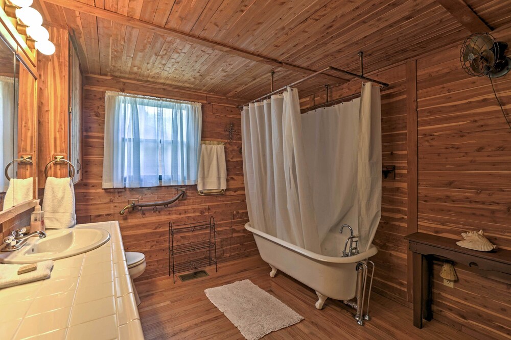 Rustic Canyon Lake Cabins w/ Hot Tub on 3 Acres - Property Image 15