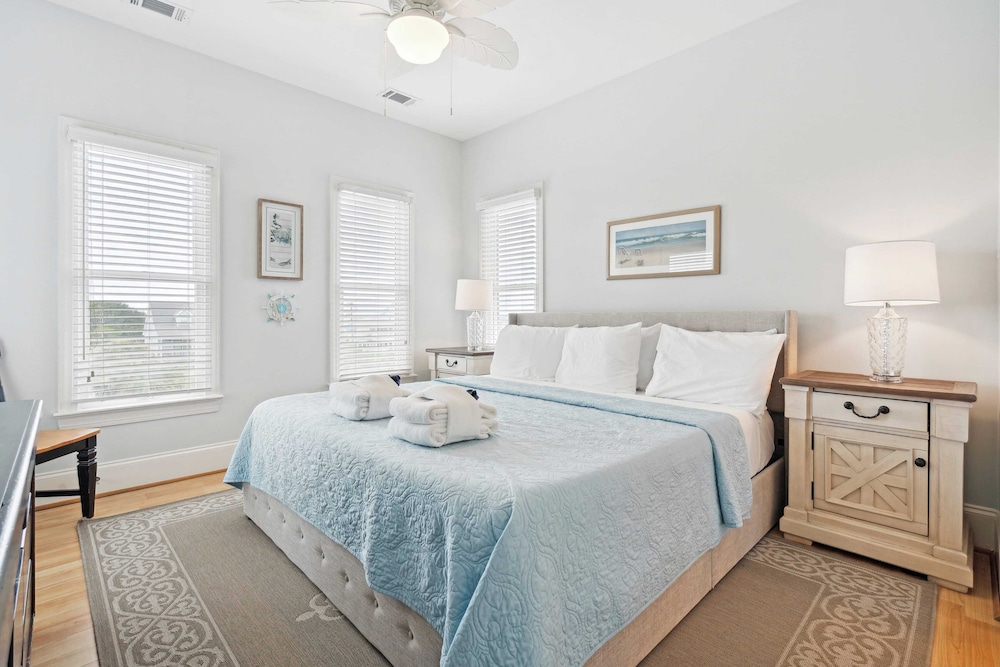 Oceanfront w/ Pool, Panoramic Deck Views, 5bdr Folly Ocean Breeze by Avantstay