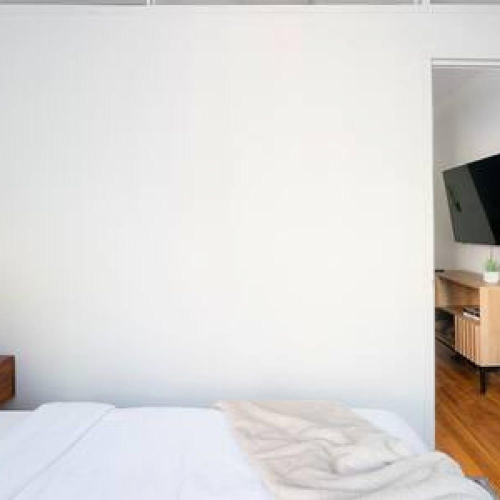444-3a Newly Renovated 1BR - Elevator Building