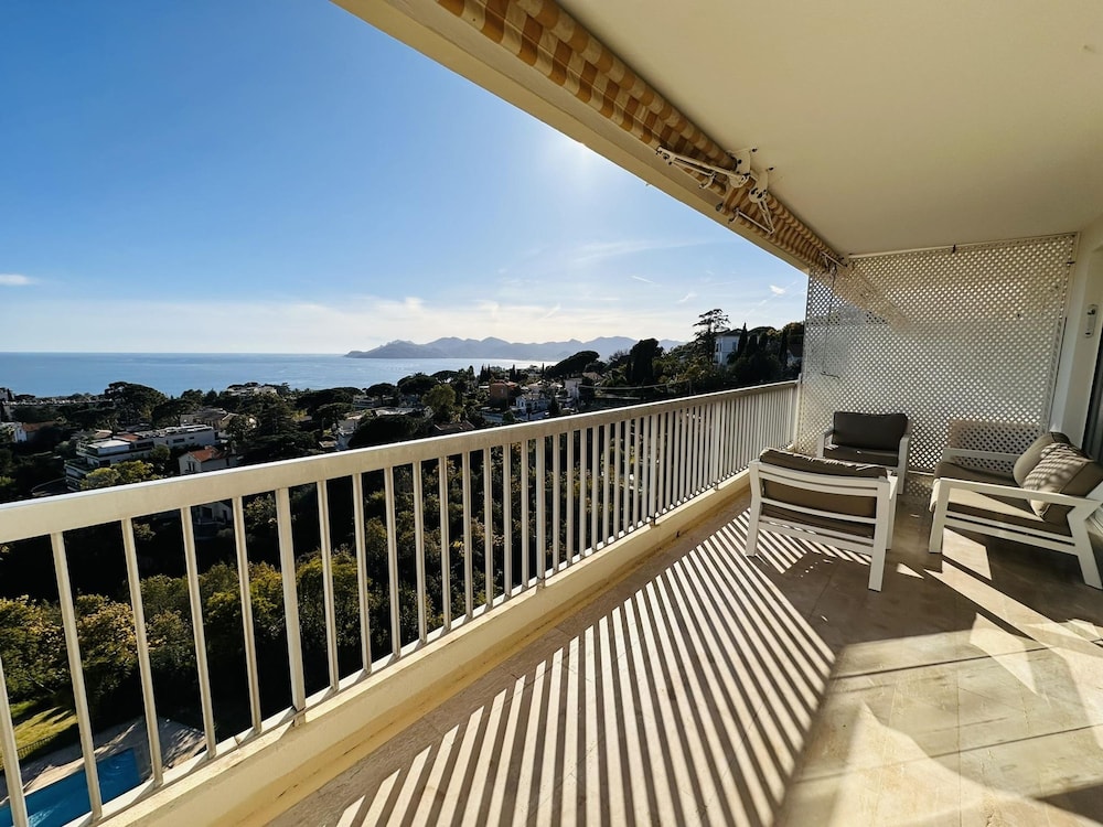 Large Light and Modern 2 Bedroomed Apartment in Cannes With Sea Views Pool and Lovely Terrace - 1503