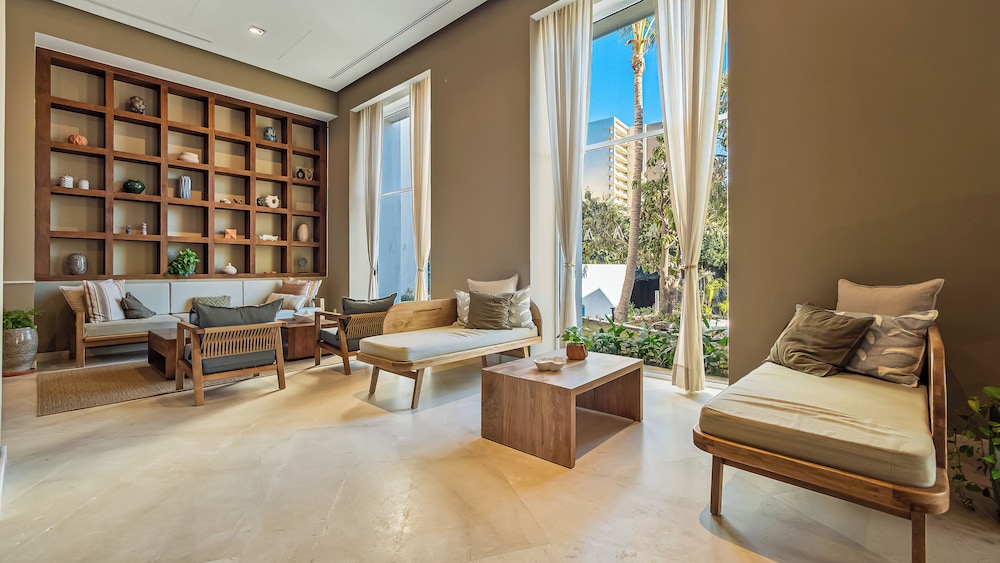 Stunning Beachfront Condo - Sea Views