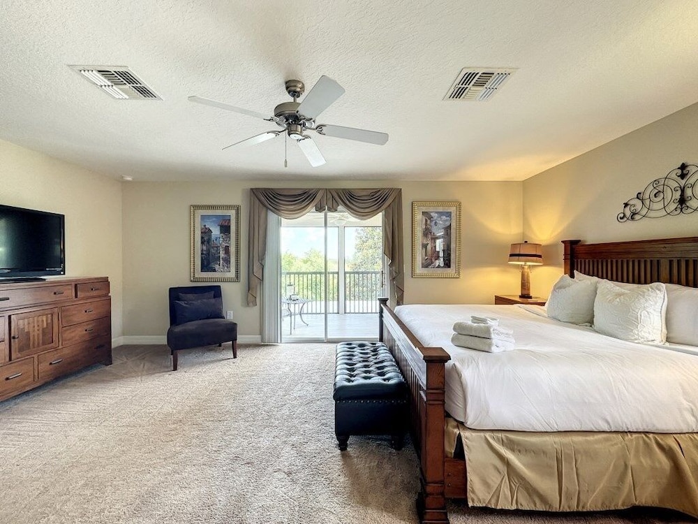 4 Bed 4 Bath With Private Pool/spa 4 Bedroom Home by RedAwning view 4