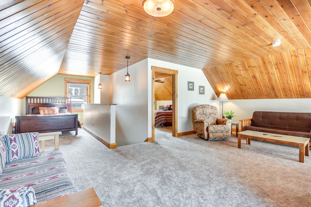 Lakefront New Hampshire Hideaway w/ Deck & Views