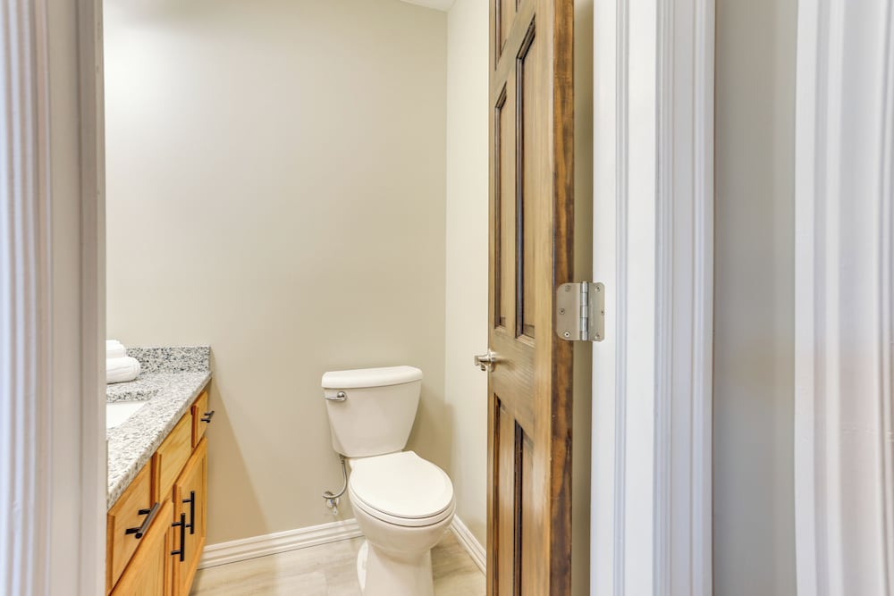 Walk to Oakland City University: Modern Apartment!