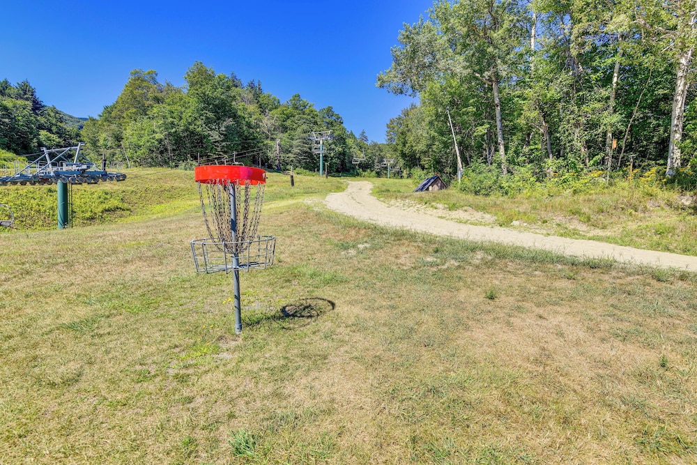 < 1/2 Mi to Sugarbush Resort: Condo w/ Deck!