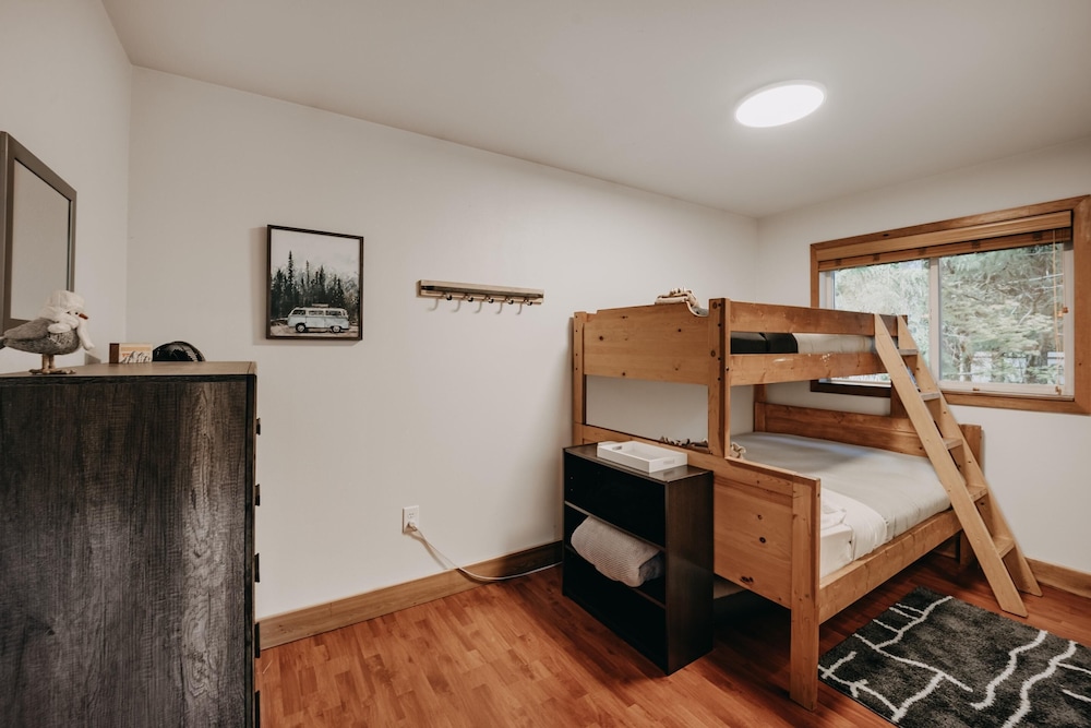Mt Baker Rim Cabin 24 - Hot Tub, Wifi, Air Conditioning, Sleeps 8