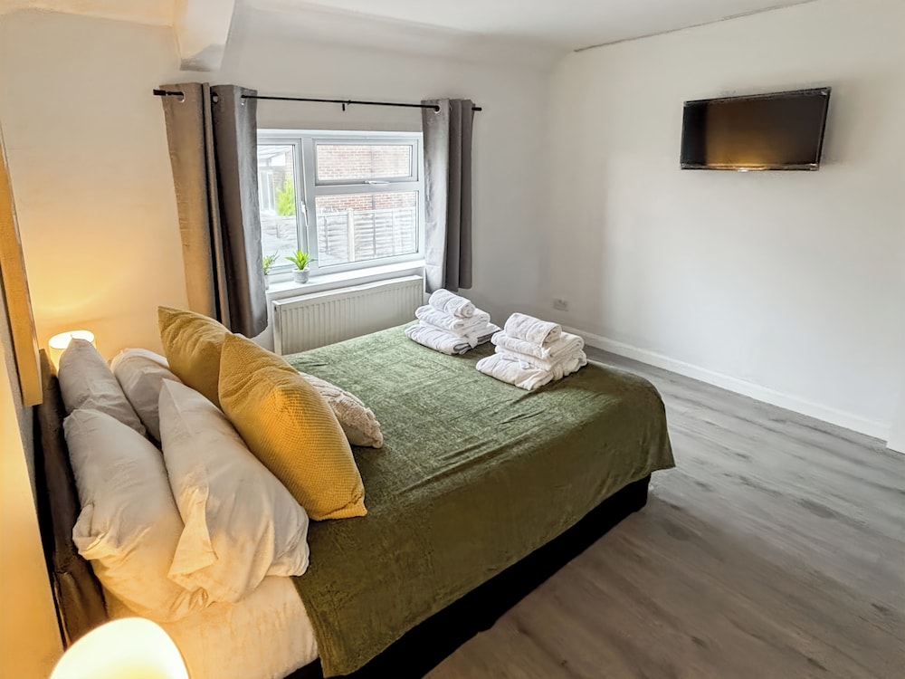 Cozy Hideaway With Hot Tub & Sauna Sleeps 7