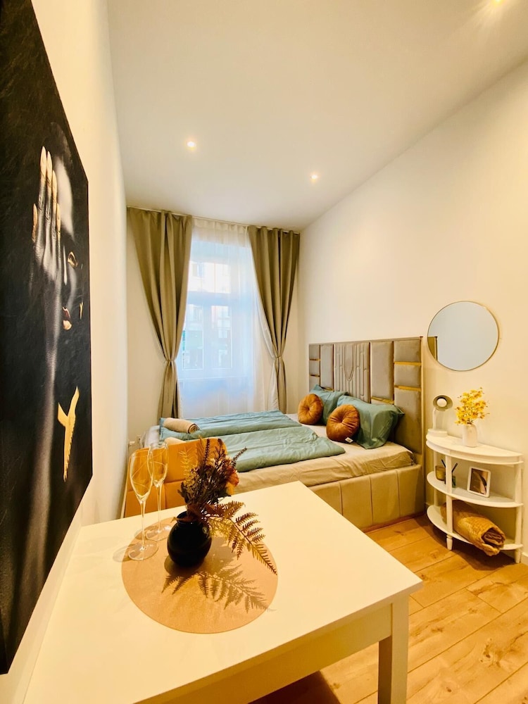 Comfy and Scenic 4BR Stay in Ottakring