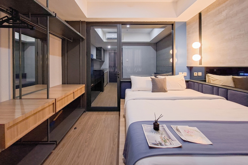 Well Furnished 1Br At Collins Boulevard Apartment