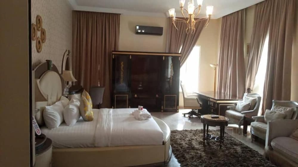 Reina Villa Hotel