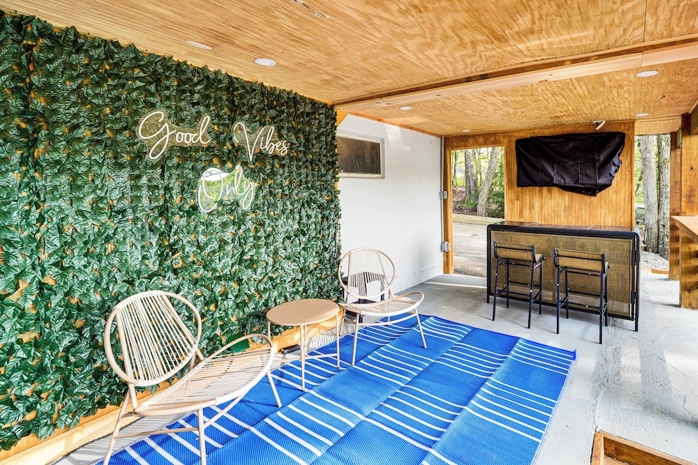 Hot Tub + Game Room! Lakefront Gem in Pocono Mtns