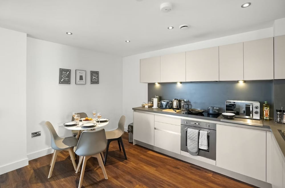 Inviting 2-bed Apartment in Manchester photo 5