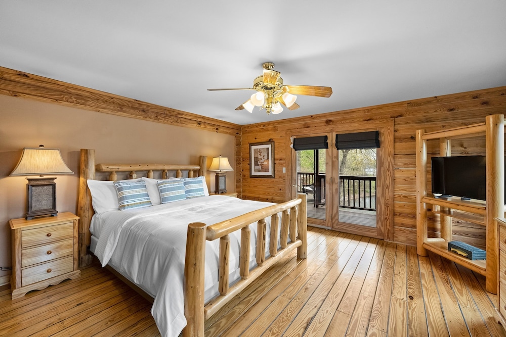 Lakeside Lodge by Avantstay Hot Tub Dock