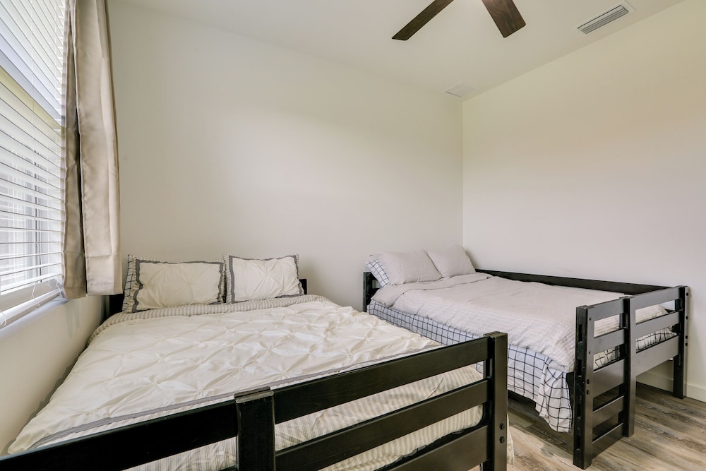 Lehigh Acres Family Getaway w/ Lanai + Golf Nearby