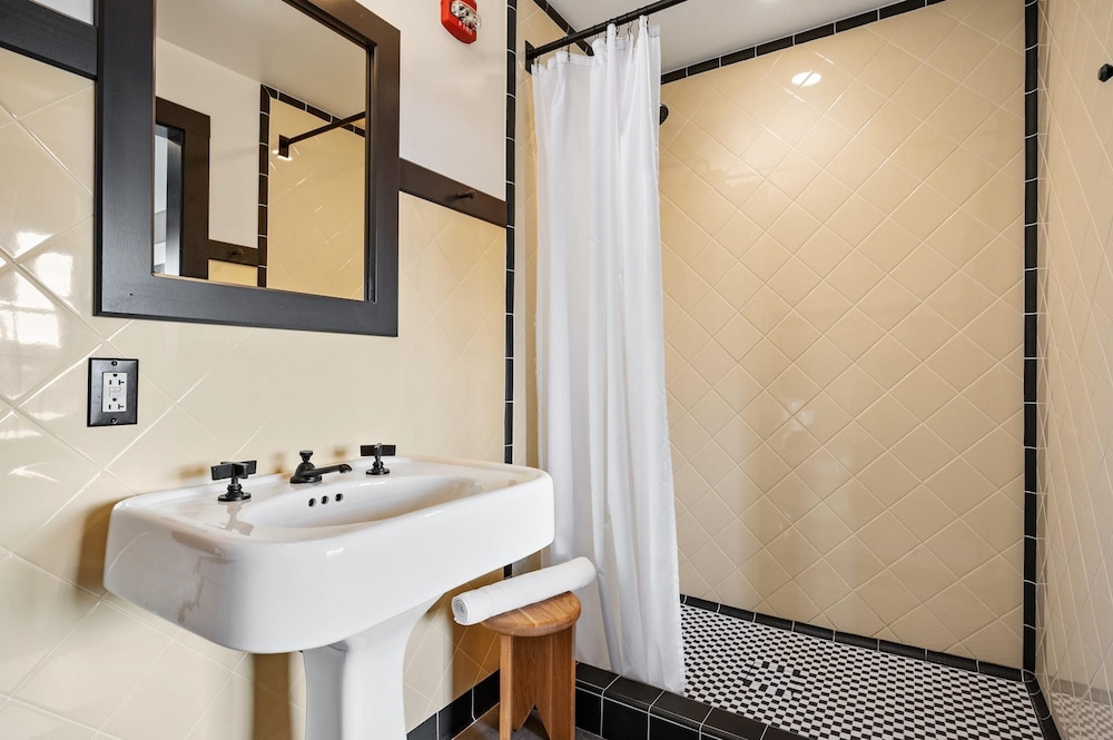Kasa Classic Studio - Comfortable and Convenient The Maverick view 4