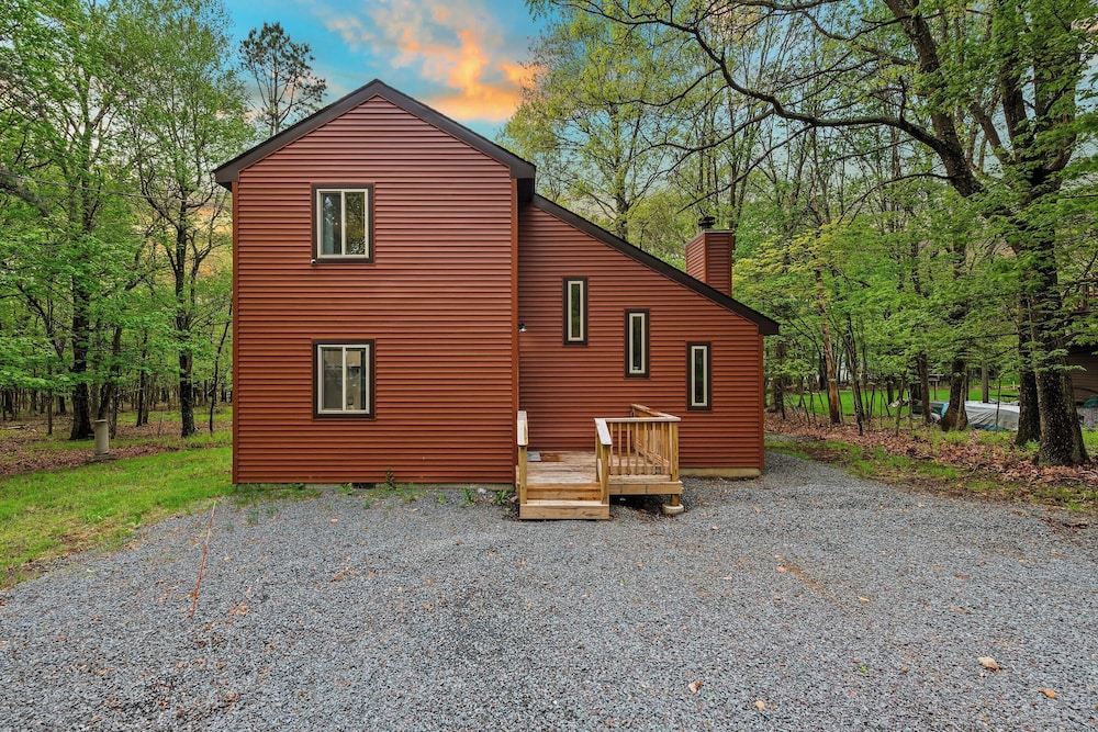The Tranquil Trails by Avantstay Lake Access, Deck, Fireplace view 2