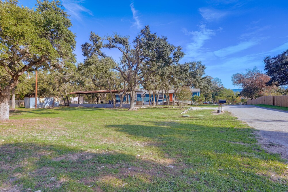 Pet-friendly Canyon Lake Home ~ 3 Mi to Water! in Canyon Lake, US
