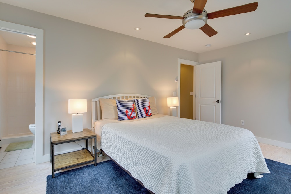 Walk to Beach: Gem w/ Patio & BBQ in Provincetown
