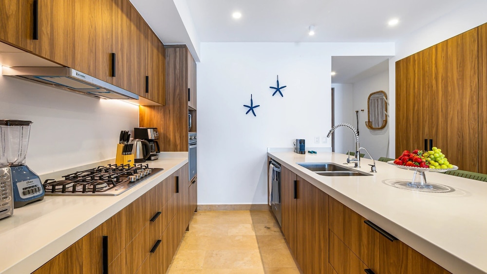 Stylish Beachfront 2BR - Balcony & Pools