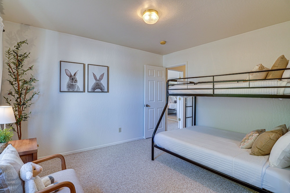 Thatcher Home w/ Fenced Backyard: 3 Mi to Downtown view 2
