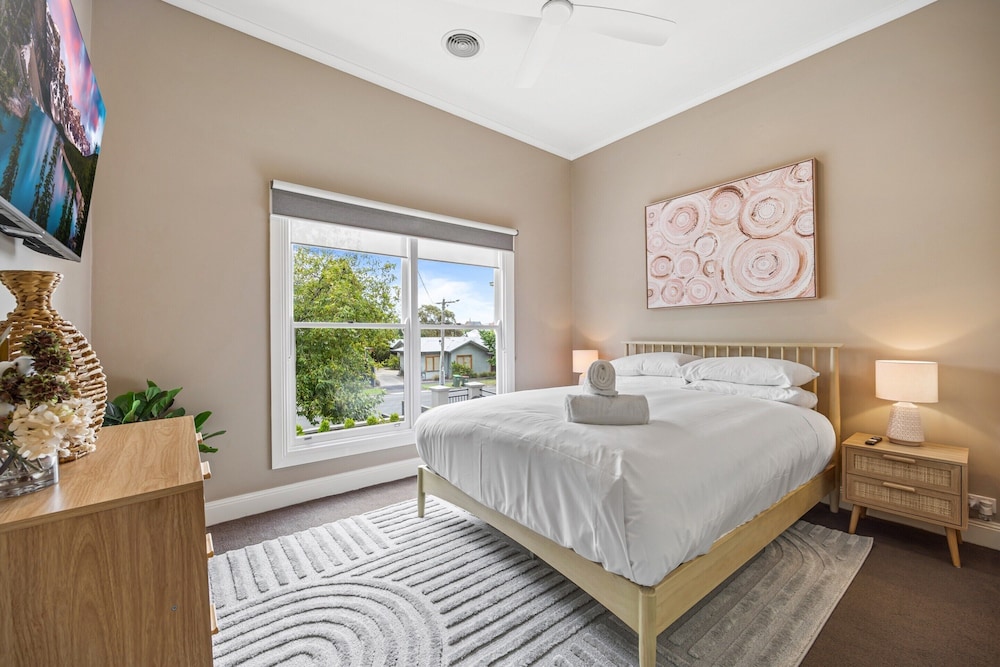 Lovely 3-bed With Alfresco Dining in Prime Suburb