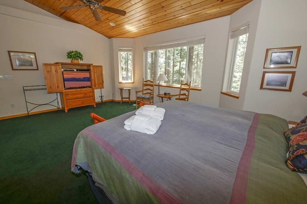 2460 Lupine Trail 6 Bedroom Home by RedAwning