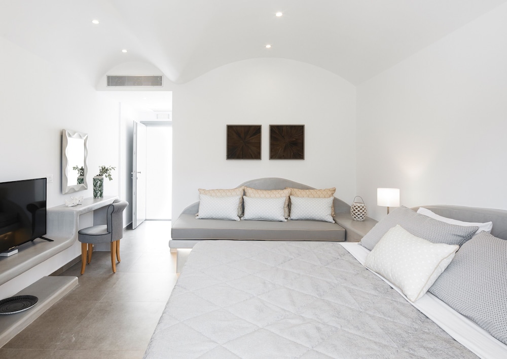 Amara Suites Santorini