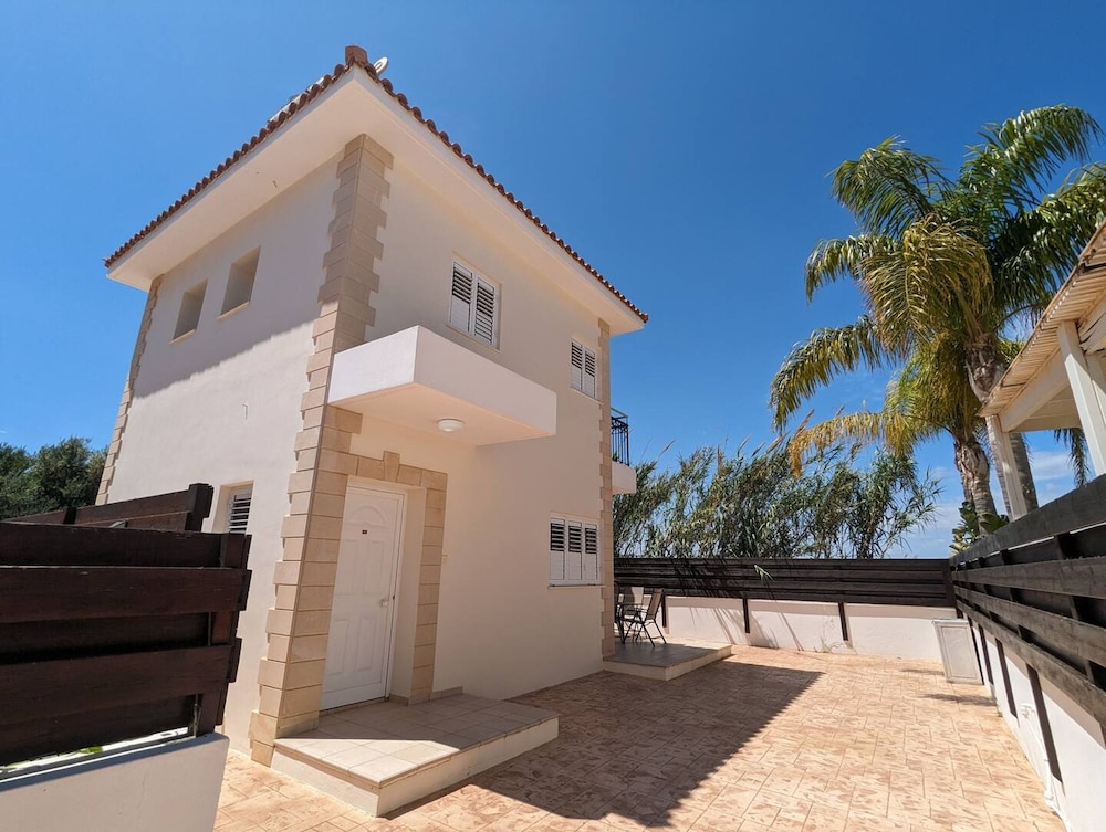 Minas Villa Pool Wifi and Close to Sirena bay