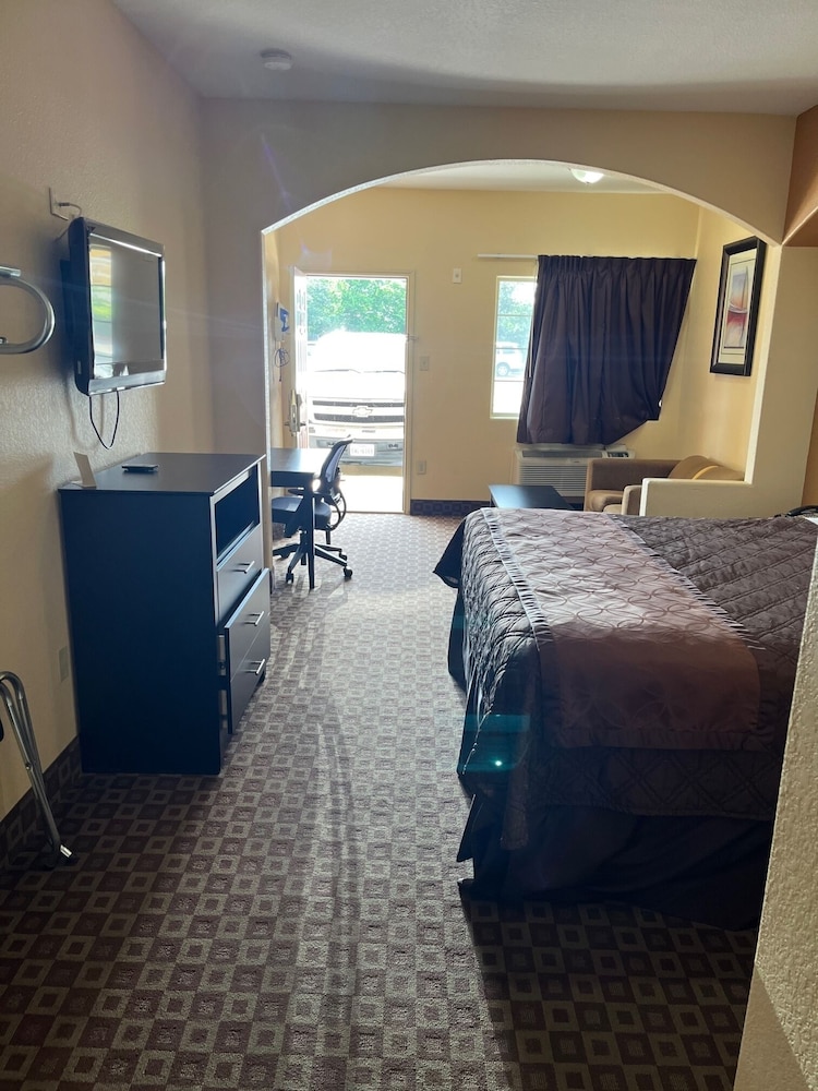 Capital O Deluxe Inn Channelview Houston I-10 view 3