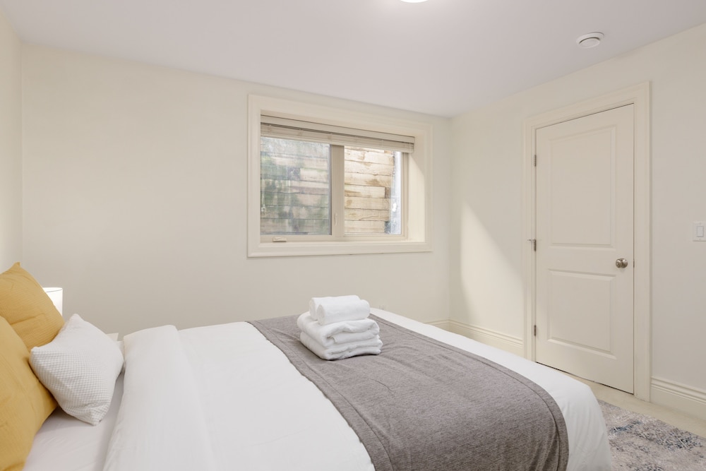 Cozy 2BR BSMT Suite Near Grouse Mt. and Edgemont.