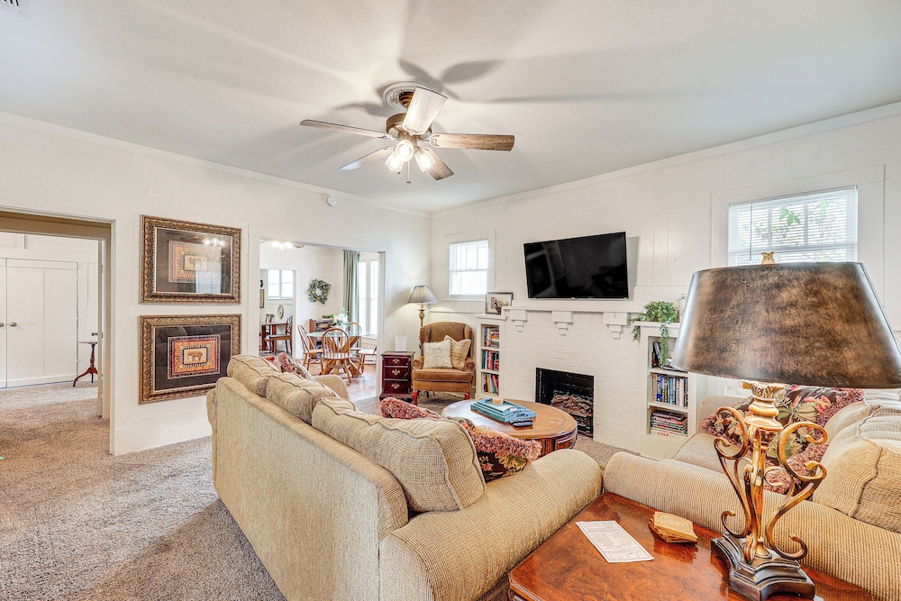 < 1 Mi to Historic Dtwn Texarkana: Charming Home!